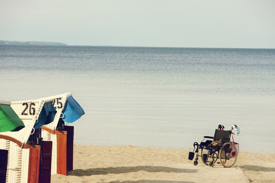 Rollstuhl am Meer, Strand