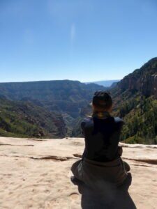 Unsere Urlaubsberaterin Tanja genießt die Aussicht über den Grand Canyon