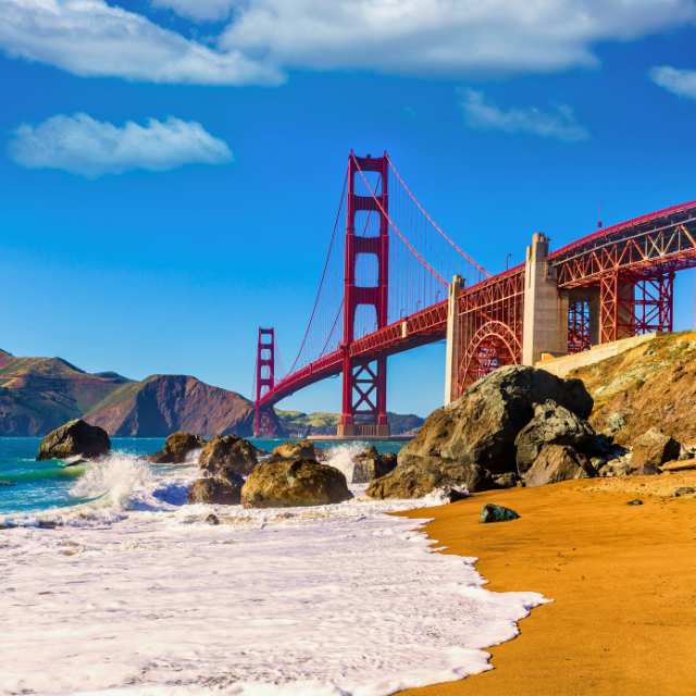 Blick vom Strand auf Golden Gate Bridge 