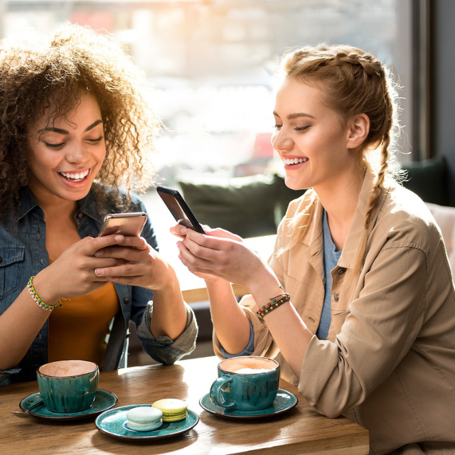 Zwei junge Frauen mit Kaffee