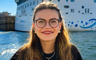 Urlaubsberaterin Anni vor der AIDAnova