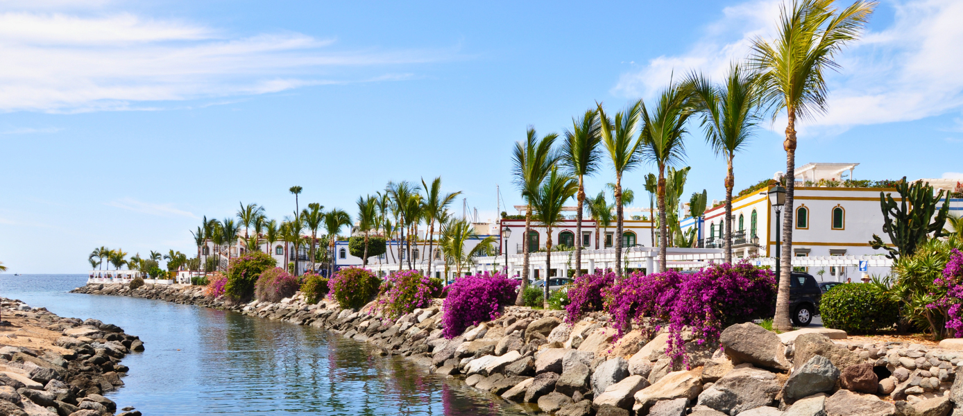 Gran Canaria Kanal mit Bougainvillea in Puerto de Mogan