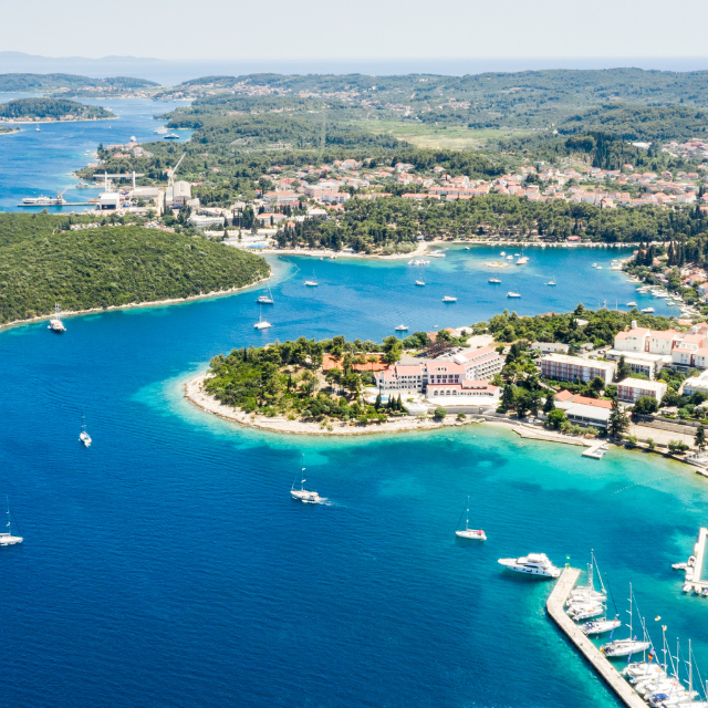 Luftaufnahme über Küste einer Kroatischen Insel mit vielen Buchten