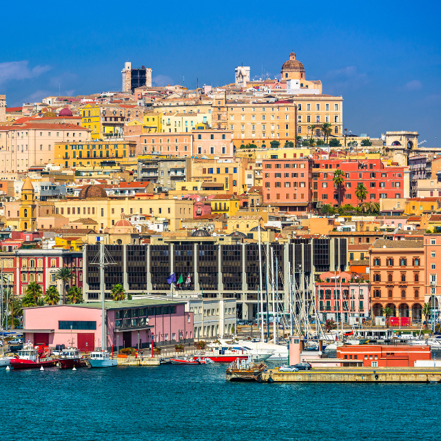 Blick auf Gebäude am Hafen von Cagliari