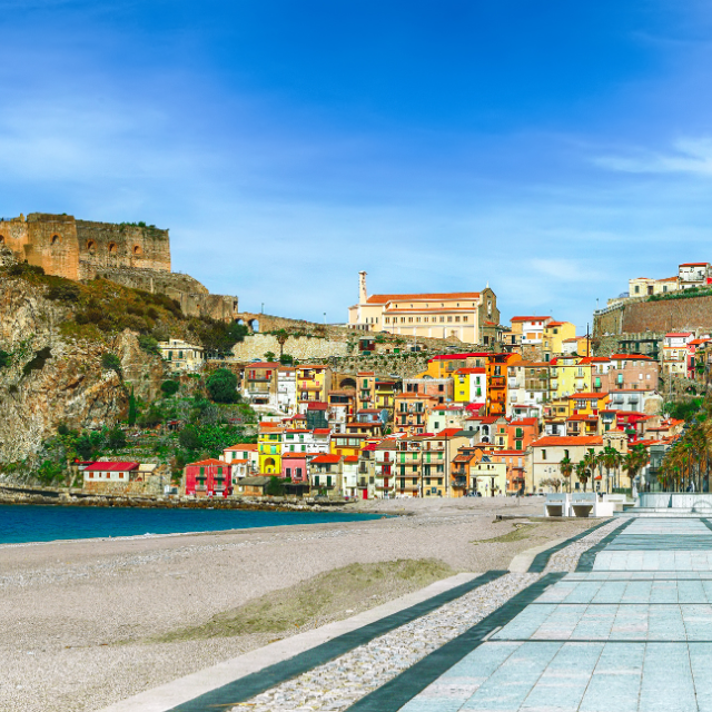 Blick auf Burg und Altstadt Scilla von der Strandpromenade