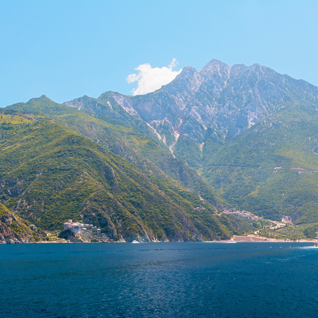 Blick vom Wasser auf den Berg Athos