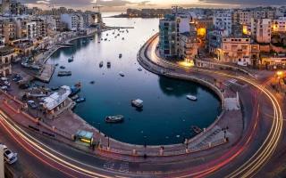 Luftaufnahme von Spinola Bay St. Julians im Morgengrauen