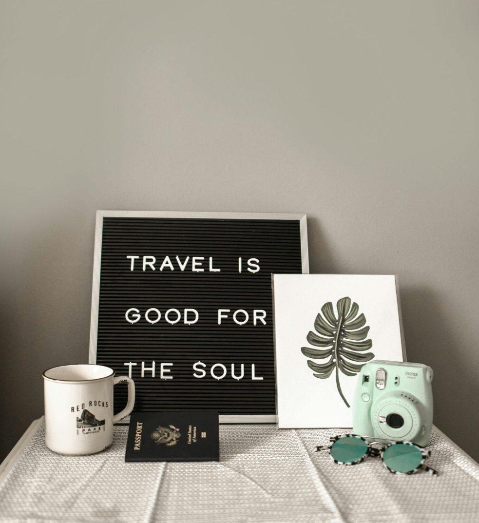 Biler, Passport, Kaffeetasse und Fotokamera