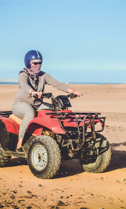 Urlaubsberaterin Fanny cruist durch die Wüste Ägyptens