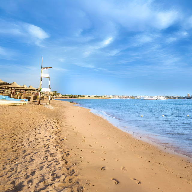 Strand mit Rettungsturm in Makadi Bay