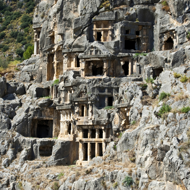Direkt aus den Felsklippen herausgearbeitete Felsengraeber in Myra