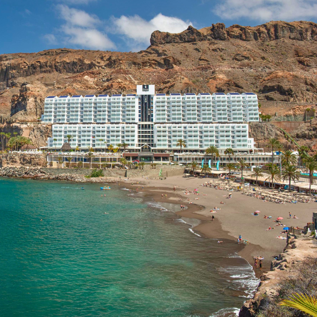 Blick auf Playa Taurito vor einer Hotelanlage