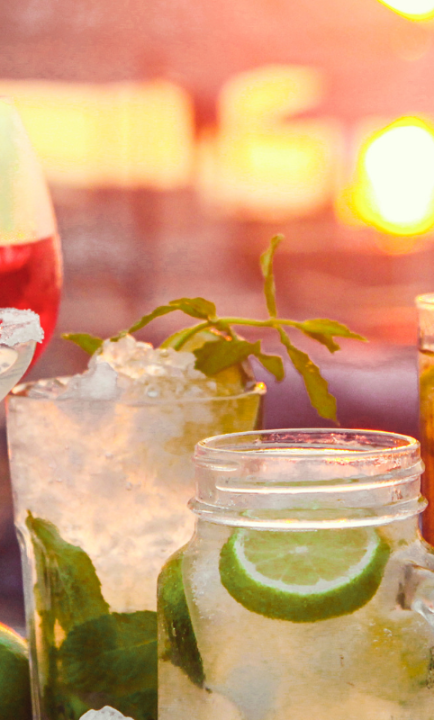 Cocktails und Wein an Beach Bar