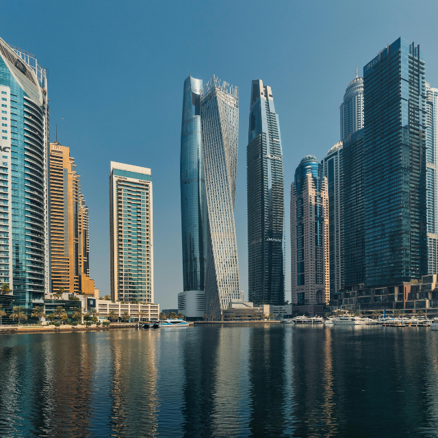 Blick zwischen Hochhäusern in die Dubai Marina