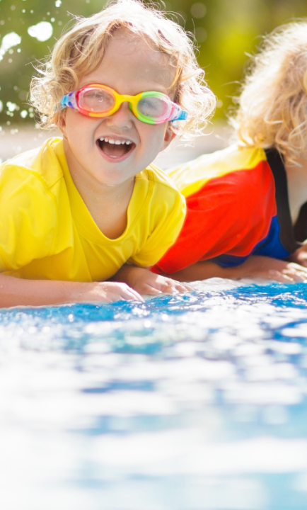 Kinder haben Spaß am Pool mit Taucherbrillen auf