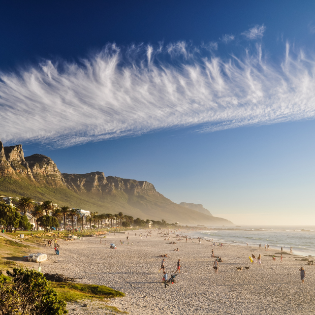 Blick entlang Camps Bay Beach mit Leuten auf dem Strand