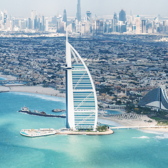 Luftaufnahme des Burj Al Arab vor der Küste
