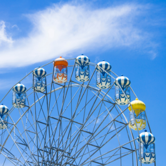 Riesenrad unter blauem Himmel