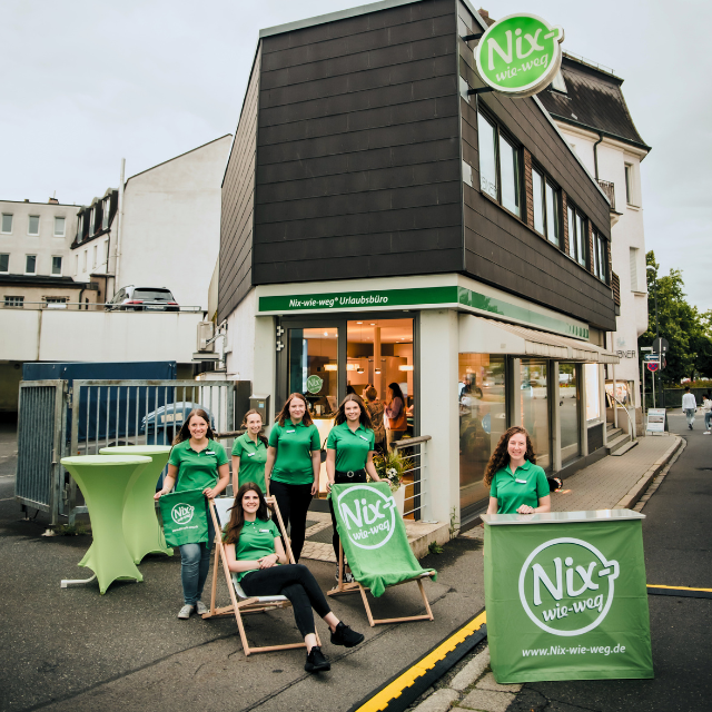 Urlaubsberater vor dem Büro in Weiden