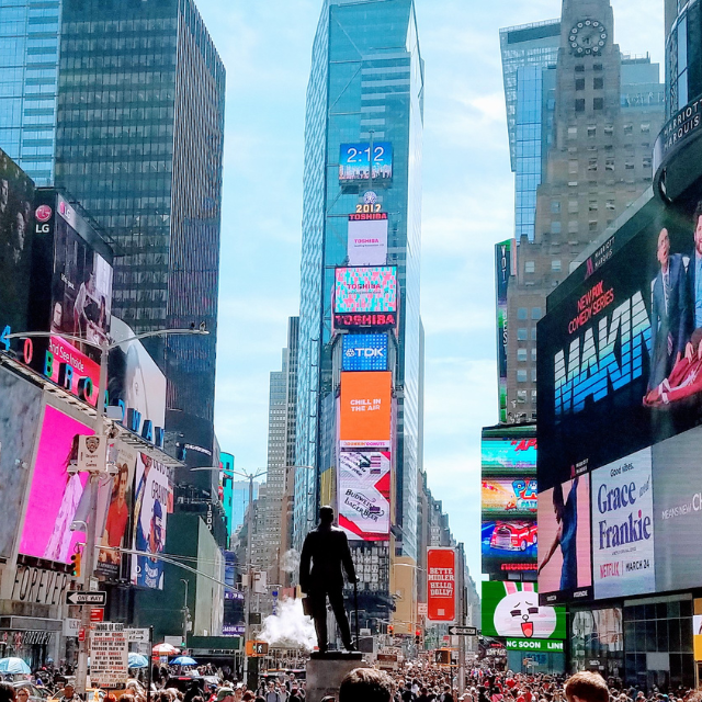 Blick auf die Werbetafeln am Times Square