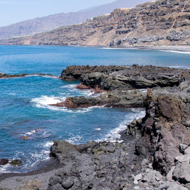 Felsen mit Brandung vor Playa de los Guirres
