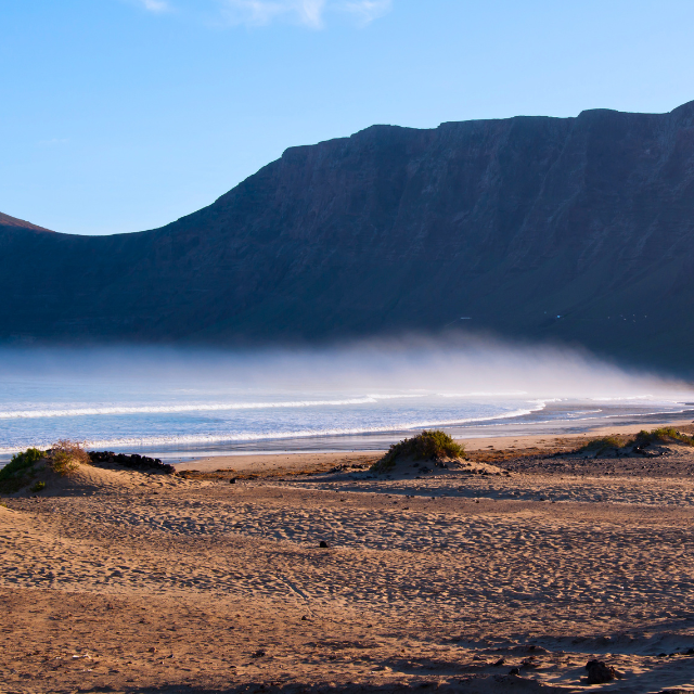 Wilde Wellen vor der Steilküste an der Playa de Famara