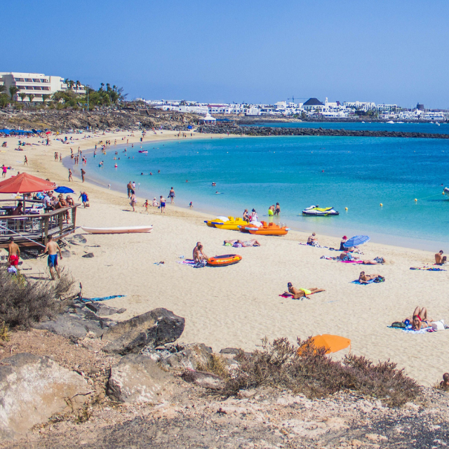 Playa Flamingo mit Wellenbrecher im Hintergrund