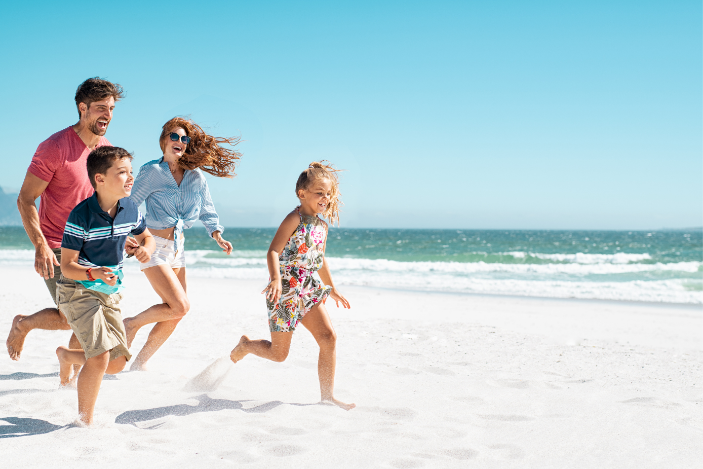 Familie am Strand bei der Planung ihres Urlaubsbudgets