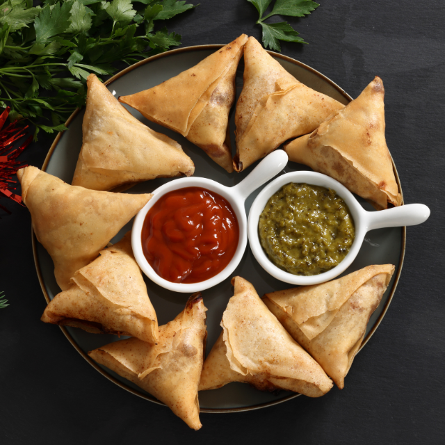Teller mit frischen Samosas