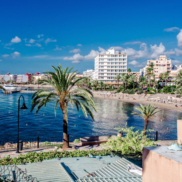 Hafen, Strand und Hotelanlagen von Ibiza Stadt