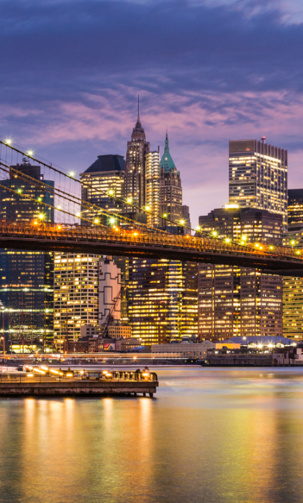 New York Brücke und Skyline bei Nacht
