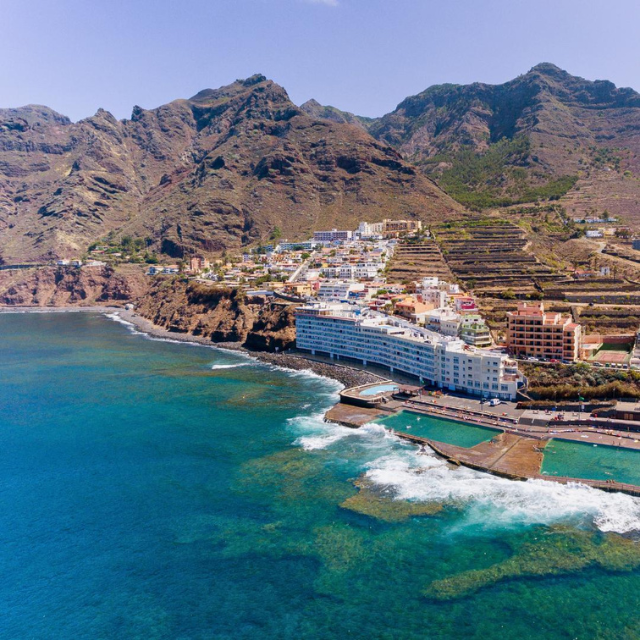 Strand Playa de Bajamar an einer Promenade mit Hotels