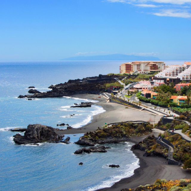 Schwarzer Strand und Promenade von Playa de los Cancajos