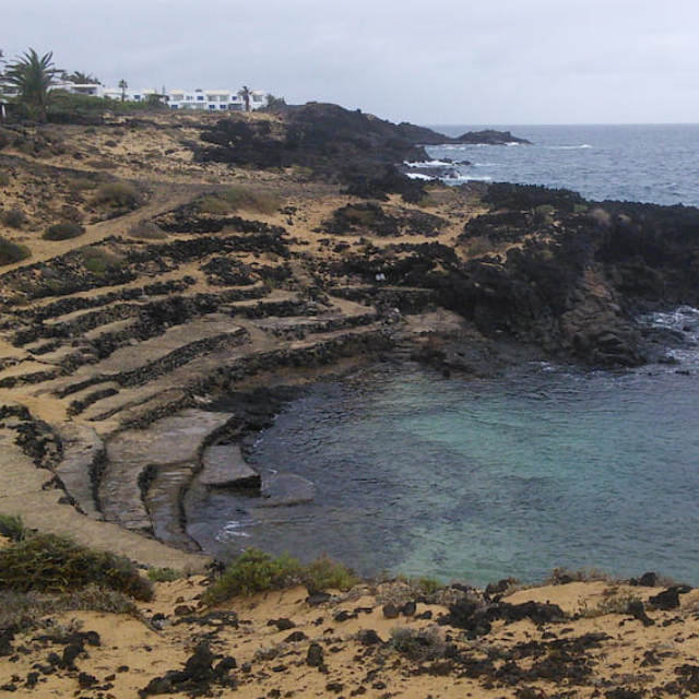 Stufenartige Lavaklippen wie eine Badearena bei Charco del Palo