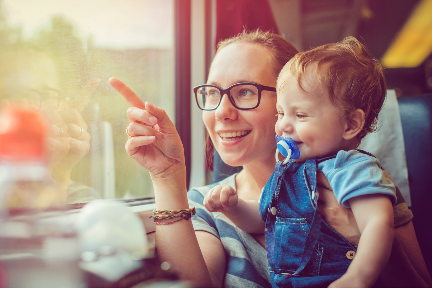 Mutter und kleines Kind am Fenster im Zug