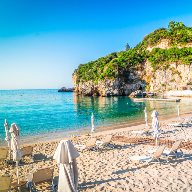 Paleokastritsa Hauptstrand mit Schirmen und Liegen