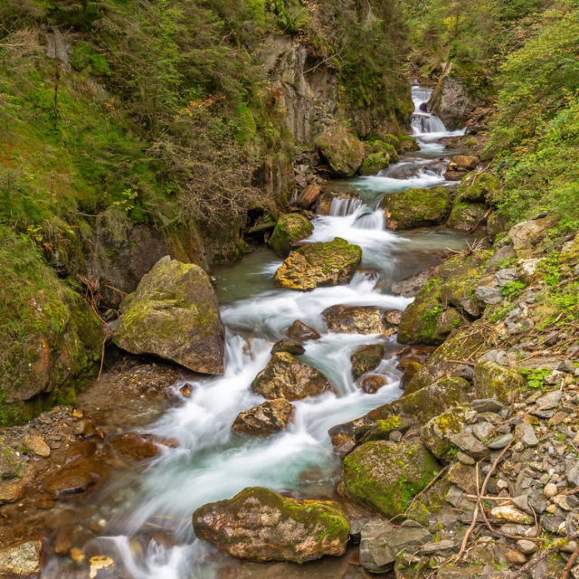 Bachlauf mit Steinen in Schlucht