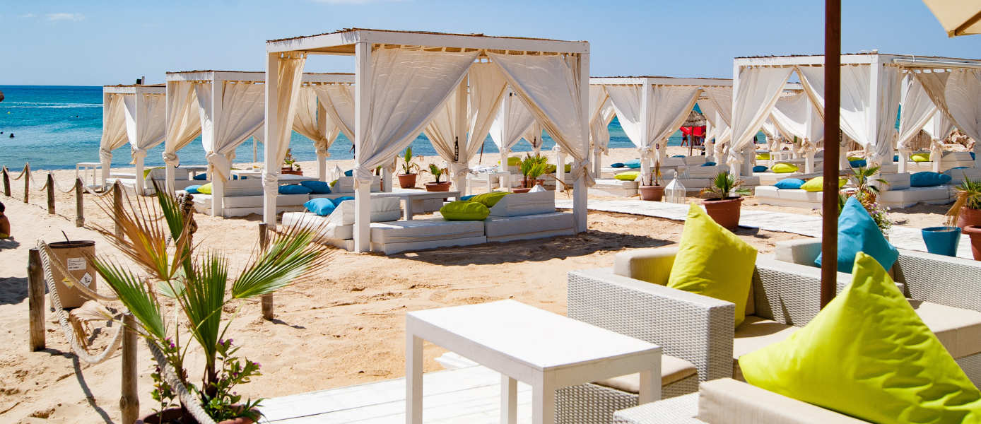 Balinesische Betten einer Hotelanlage am Strand von Monastir