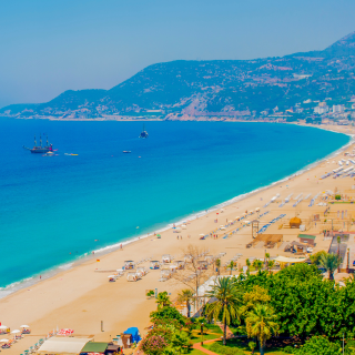 Strand in Side mit Booten im Meer