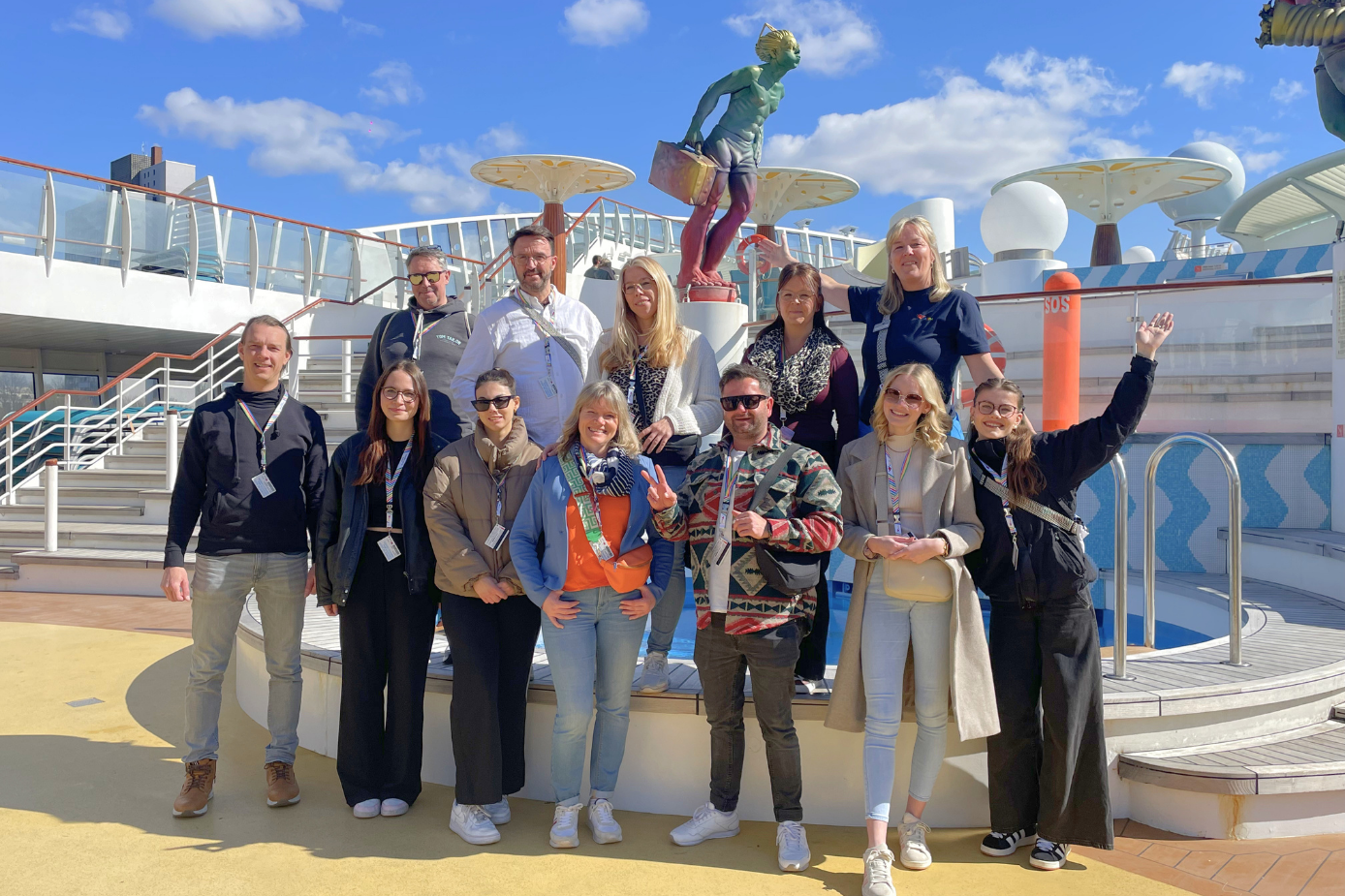 Urlaubsberaterin mit Menschengruppe auf Schiffsdeck