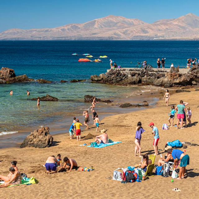 Belebter kleiner Strand Playa Chica