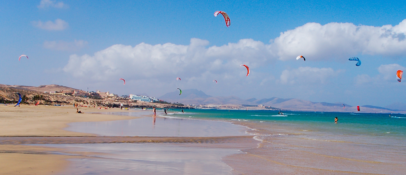 Kitesurfen am Strand auf Fuerteventura