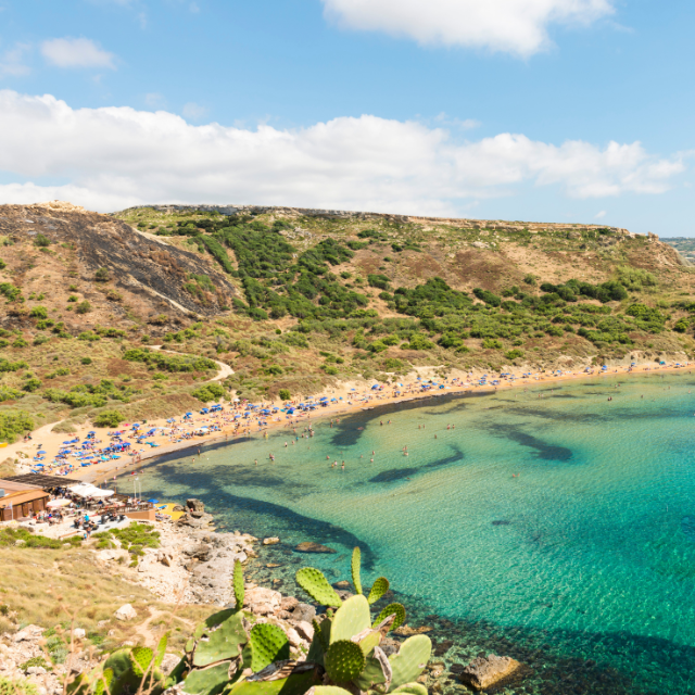 Luftaufnahme von Għajn Tuffieħa Bay mit Klippen im Hintergrund