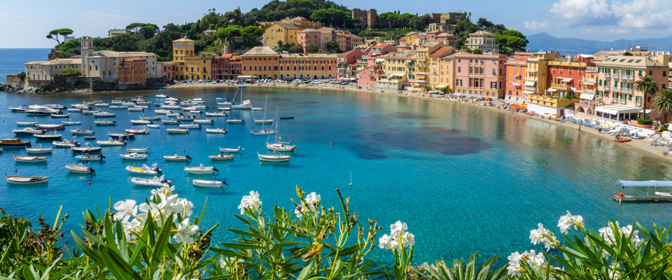 Italienische Hafenbucht mit vielen kleinen Booten im Wasser