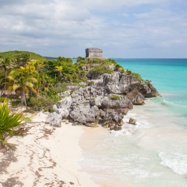 Maya-Tempelruine auf Klippe am hellen Strand
