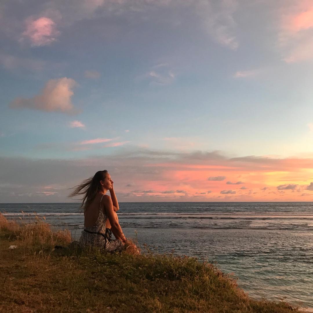 Frau am Meer bei Sonnenuntergang