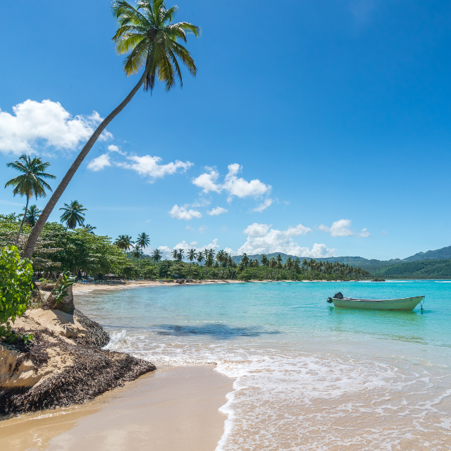 Eine Bucht von Playa Rincon mit einem Boot im türkisen flachen Wasser