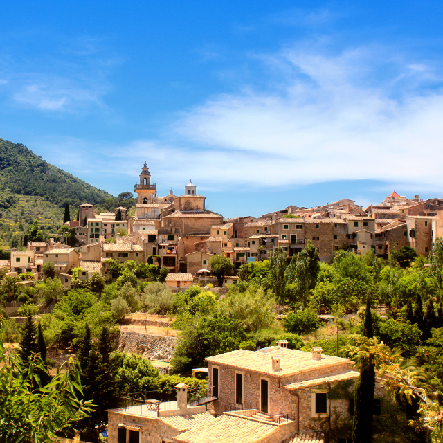 Blick auf Valldemossa am Berghang
