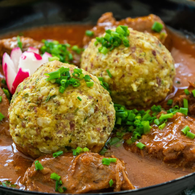 Gulasch mit zwei Knödel