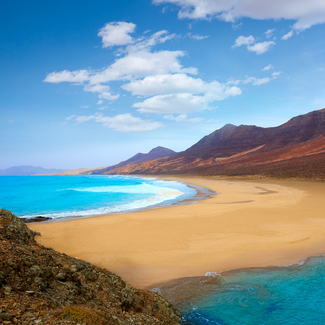 Sandbank zwischen Küstenfelsen bei Playa de Cofete